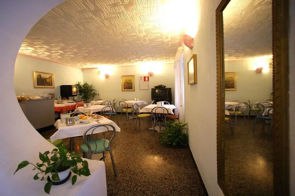 Hotel Assarotti Генуя 3*,
